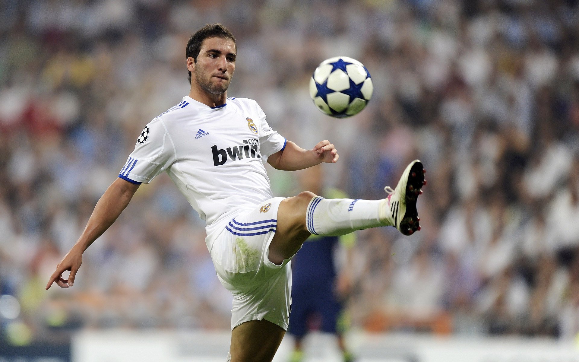 欧冠半决赛：曼城对皇马再演巅峰对决 哈兰德与本泽马锋线争锋